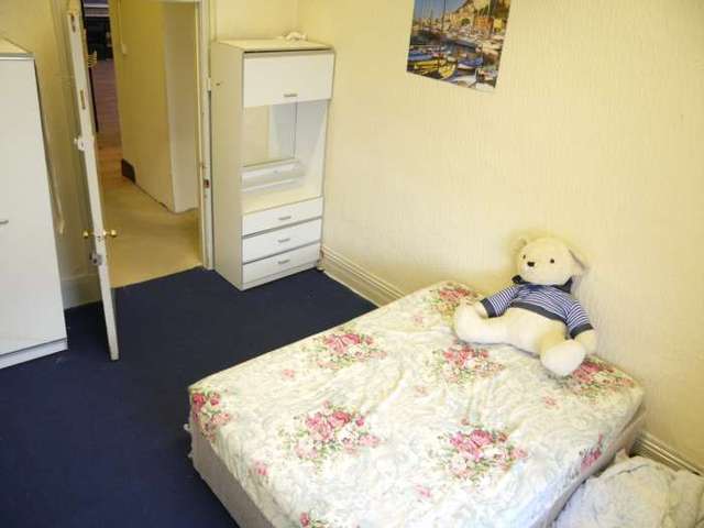  Image of 2 bedroom Flat to rent in Corporation Street Hyde SK14 at Corporation Street  Hyde, SK14 1AB