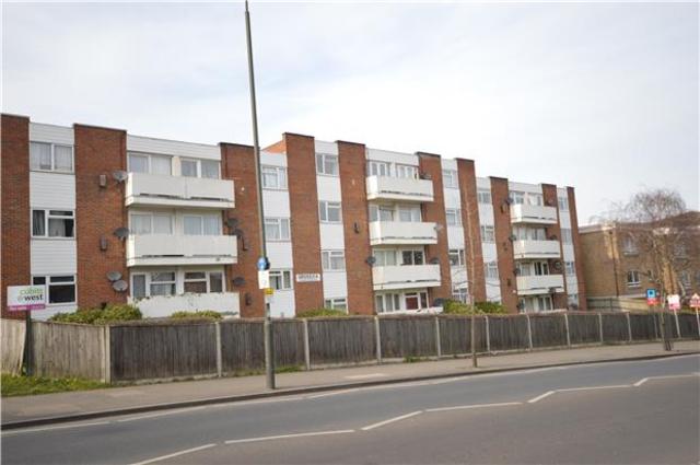  Image of 2 bedroom Flat to rent in Bishopsford Road Morden SM4 at 90 Bishopsford Road  Surrey, SM4 6BE