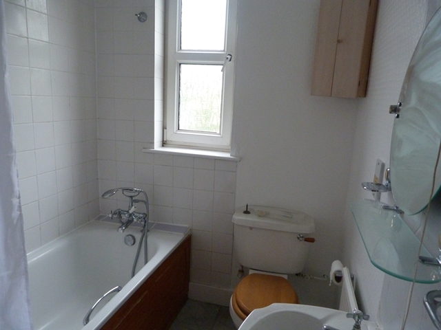  Image of 2 bedroom Flat to rent in Cromwell Road London SW19 at Cromwell Road  Wimbledon, SW19 8LZ