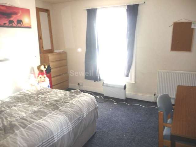  Image of 4 bedroom Detached house to rent in Addington Road Reading RG1 at Addington Road  Reading, RG1 5PZ