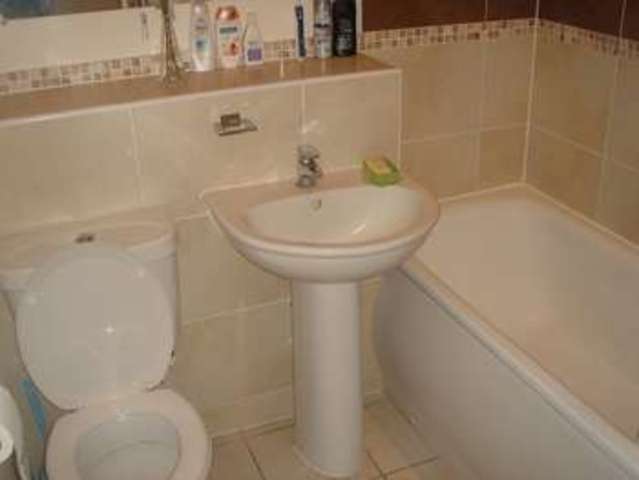  Image of 2 bedroom Flat to rent in Kenton Road Harrow HA3 at Kenton Road  Harrow, HA3 9BH