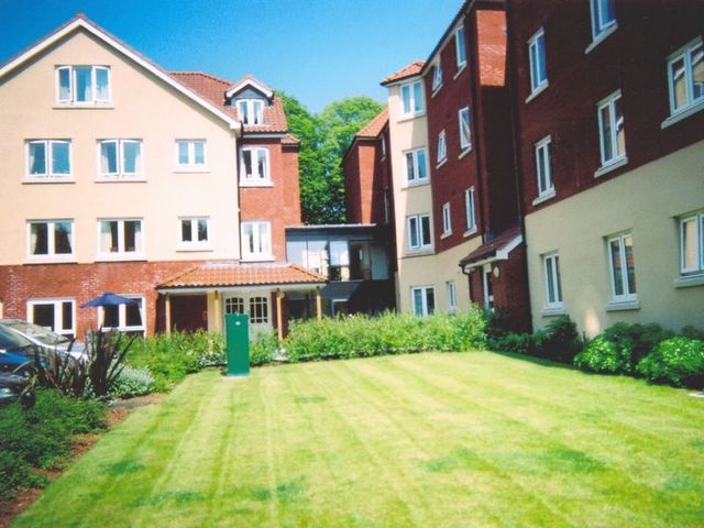  Image of 1 bedroom Retirement Property for sale in Polsham Park Paignton TQ3 at 24 Polsham Park  Paignton, TQ3 2BB