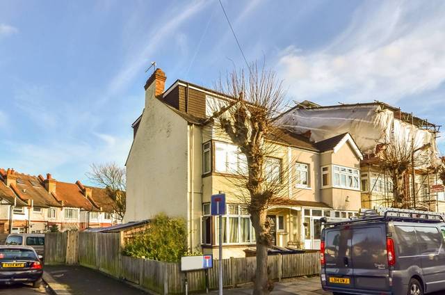  Image of Studio flat to rent in Albert Road Mitcham CR4 at Albert Road  Mitcham, CR4 4AL