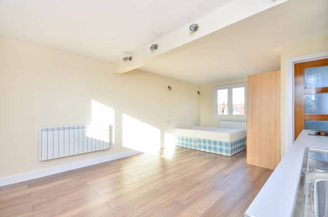  Image of Studio flat to rent in Albert Road Mitcham CR4 at Albert Road  Mitcham, CR4 4AL