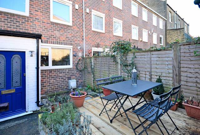  Image of 3 bedroom Flat for sale in Albion Grove London N16 at Albion Grove  Stoke Newington, N16 8RE