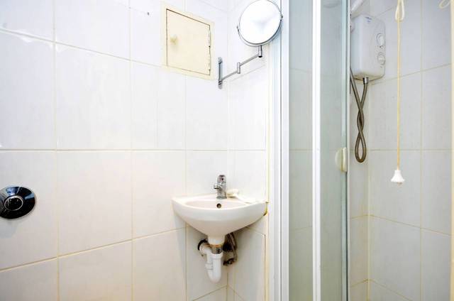  Image of 1 bedroom Flat for sale in Albion Parade London N16 at Albion Parade  Stoke Newington, N16 9LD
