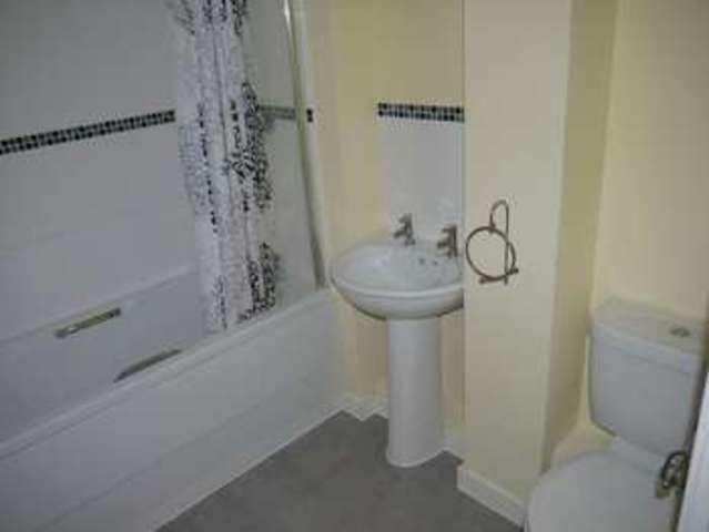  Image of 1 bedroom Flat to rent in Alexander Square Eastleigh SO50 at Alexander Square  Eastleigh, SO50 4BX