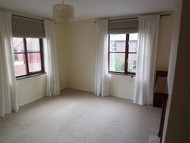  Image of 1 bedroom Flat to rent in Alexandra Road Englefield Green Egham TW20 at Alexandra Road Englefield Green Egham, TW20 0RR