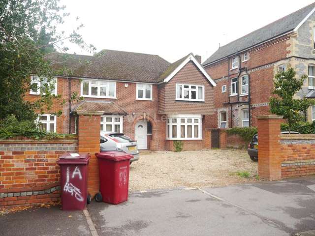  Image of 10 bedroom Detached house to rent in Alexandra Road Reading RG1 at Alexandra Road  Reading, RG1 5PE