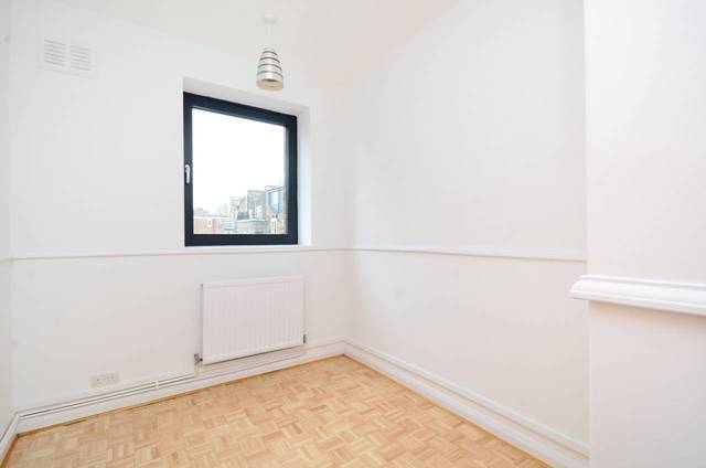  Image of 3 bedroom Flat for sale in Allen Road London N16 at Allen Road  Stoke Newington, N16 8SB