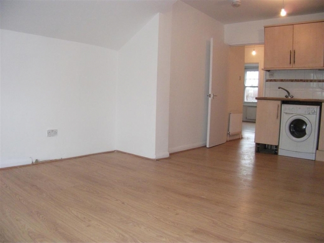  Image of 3 bedroom Flat to rent in Ambleside Avenue London SW16 at Streatham Common, SW16 6AD