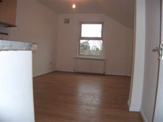  Image of 3 bedroom Flat to rent in Ambleside Avenue London SW16 at Streatham Common, SW16 6AD