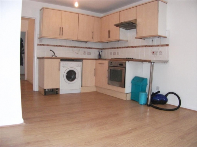  Image of 3 bedroom Flat to rent in Ambleside Avenue London SW16 at Streatham Common, SW16 6AD