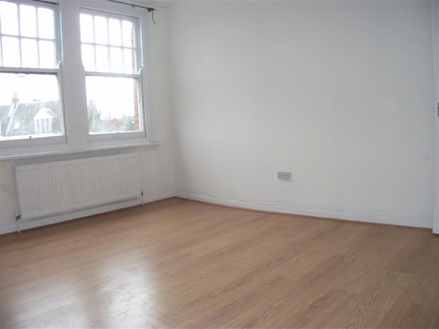  Image of 3 bedroom Flat to rent in Ambleside Avenue London SW16 at Streatham Common, SW16 6AD