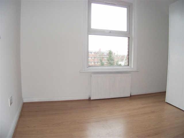  Image of 3 bedroom Flat to rent in Ambleside Avenue London SW16 at Streatham Common, SW16 6AD