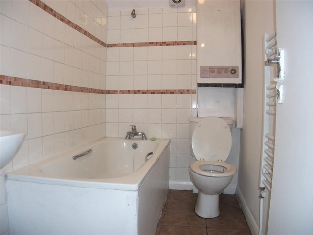  Image of 3 bedroom Flat to rent in Ambleside Avenue London SW16 at Streatham Common, SW16 6AD