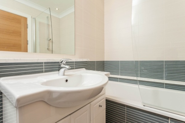  Image of 3 bedroom Flat to rent in Amherst Road London W13 at Amherst Road  London, W13 8LX