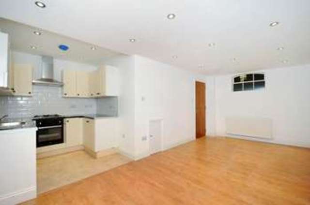  Image of 3 bedroom Flat to rent in Amwell Street London EC1R at Clerkenwell  Pentonville, EC1R 1XS