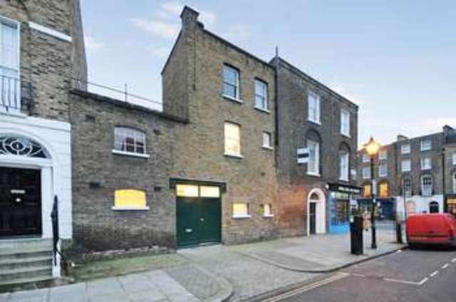  Image of 3 bedroom Flat to rent in Amwell Street London EC1R at Clerkenwell  Pentonville, EC1R 1XS