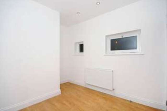  Image of 3 bedroom Flat to rent in Amwell Street London EC1R at Clerkenwell  Pentonville, EC1R 1XS