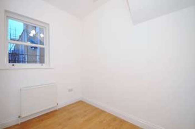  Image of 3 bedroom Flat to rent in Amwell Street London EC1R at Clerkenwell  Pentonville, EC1R 1XS