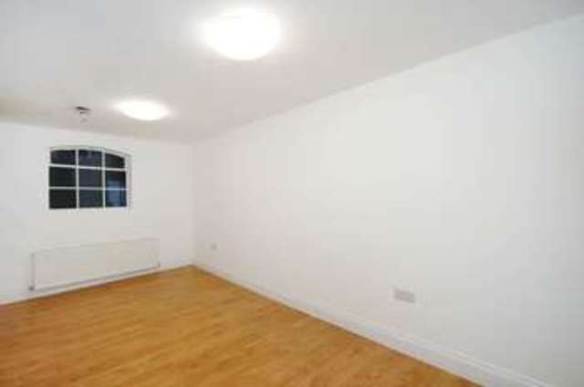  Image of 3 bedroom Flat to rent in Amwell Street London EC1R at Clerkenwell  Pentonville, EC1R 1XS