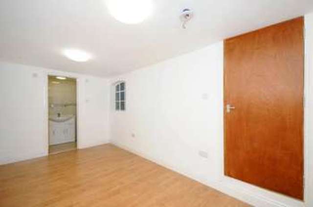  Image of 3 bedroom Flat to rent in Amwell Street London EC1R at Clerkenwell  Pentonville, EC1R 1XS
