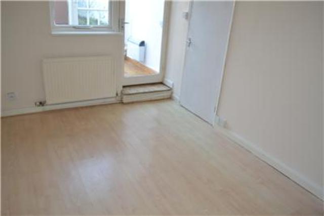  Image of 1 bedroom Flat to rent in Ashburnham Road Hastings TN35 at Hastings Ore, TN35 5JH