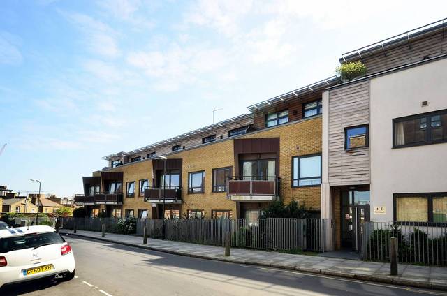  Image of 2 bedroom Flat to rent in Woodland Crescent London SE10 at Axis Court  Greenwich, SE10 9UD