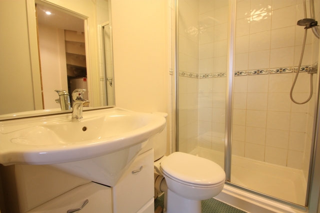  Image of 3 bedroom Flat for sale in Balham Hill London SW12 at Balham Hill  London, SW12 9DL