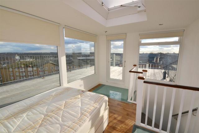  Image of 3 bedroom Property to rent in Ballards Lane London N12 at London, N12 8LY