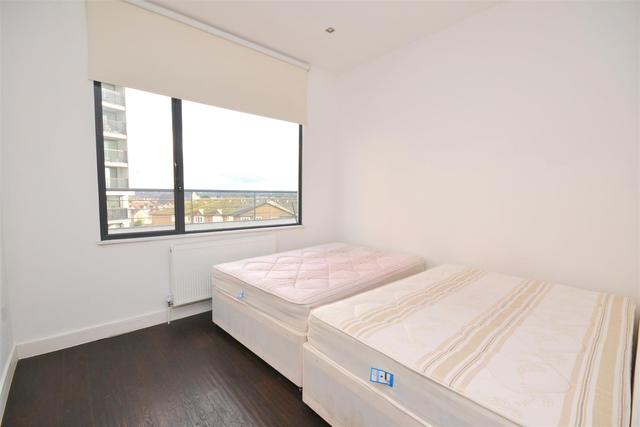  Image of 3 bedroom Property to rent in Ballards Lane London N12 at London, N12 8LY