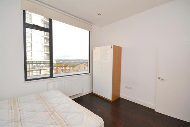  Image of 3 bedroom Property to rent in Ballards Lane London N12 at London, N12 8LY