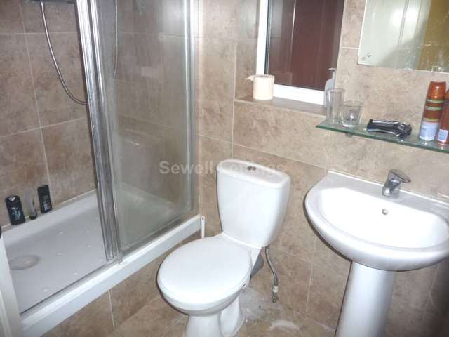  Image of 5 bedroom Flat to rent in Basingstoke Road Reading RG2 at Basingstoke Road  Reading, RG2 0ER