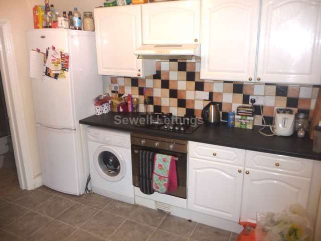  Image of 5 bedroom Apartment to rent in Basingstoke Road Reading RG2 at Basingstoke Road  Reading, RG2 0ER