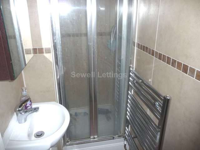  Image of 5 bedroom Apartment to rent in Basingstoke Road Reading RG2 at Basingstoke Road  Reading, RG2 0ER