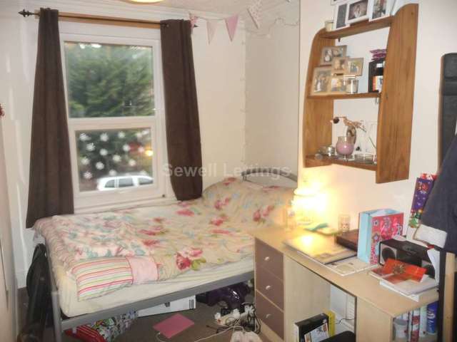  Image of 5 bedroom Apartment to rent in Basingstoke Road Reading RG2 at Basingstoke Road  Reading, RG2 0ER
