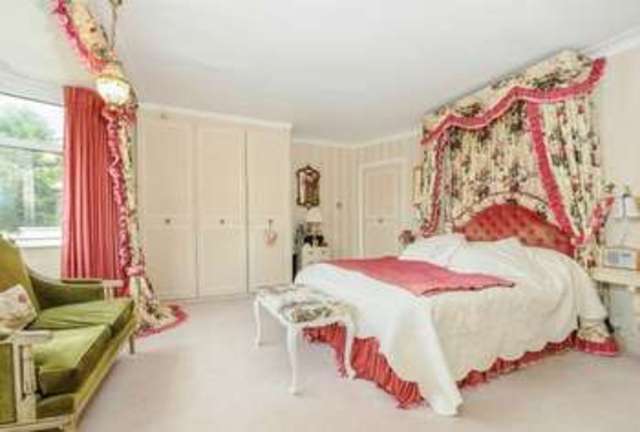  Image of 4 bedroom Detached house for sale in Batchworth Lane Northwood HA6 at Northwood, HA6 3DU