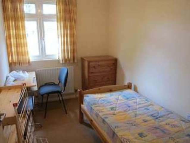  Image of 4 bedroom Terraced house to rent in Beechtree Avenue Englefield Green Egham TW20 at Beechtree Avenue Englefield Green Egham, TW20 0SR