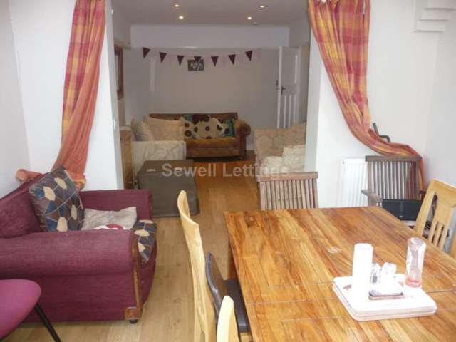  Image of 7 bedroom Detached house to rent in Belle Avenue Earley Reading RG6 at Belle Avenue  Reading, RG6 7BL