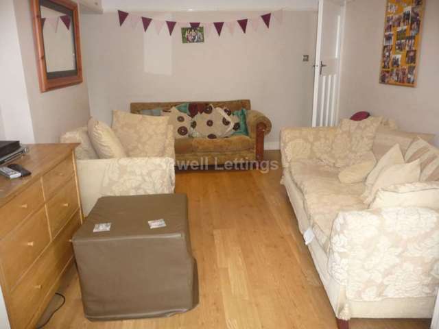  Image of 7 bedroom Detached house to rent in Belle Avenue Earley Reading RG6 at Belle Avenue  Reading, RG6 7BL