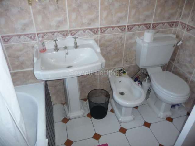  Image of 7 bedroom Detached house to rent in Belle Avenue Earley Reading RG6 at Belle Avenue  Reading, RG6 7BL