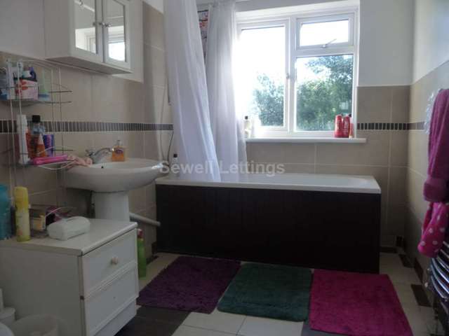  Image of 7 bedroom Detached house to rent in Belle Avenue Earley Reading RG6 at Belle Avenue  Reading, RG6 7BL