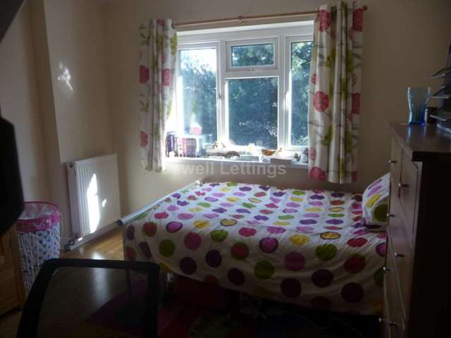  Image of 7 bedroom Detached house to rent in Belle Avenue Earley Reading RG6 at Belle Avenue  Reading, RG6 7BL