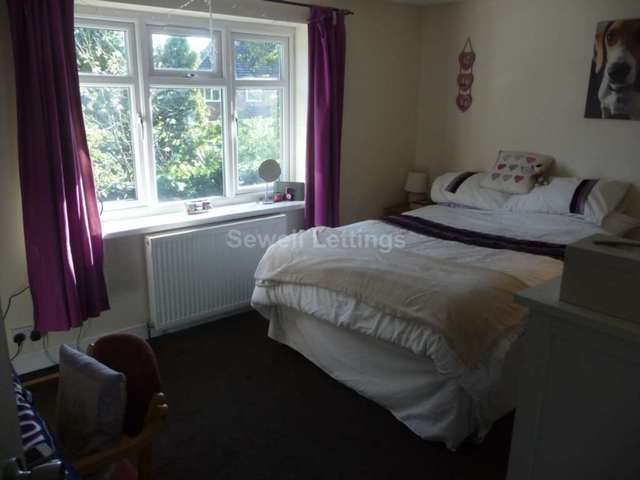  Image of 7 bedroom Detached house to rent in Belle Avenue Earley Reading RG6 at Belle Avenue  Reading, RG6 7BL