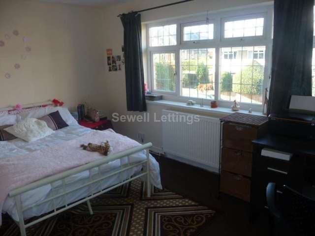  Image of 7 bedroom Detached house to rent in Belle Avenue Earley Reading RG6 at Belle Avenue  Reading, RG6 7BL