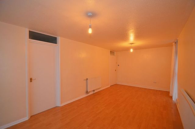  Image of 2 bedroom Flat for sale in Berryfields Road Sutton Coldfield B76 at 41 Berryfields Road  Sutton Coldfield, B76 2UX