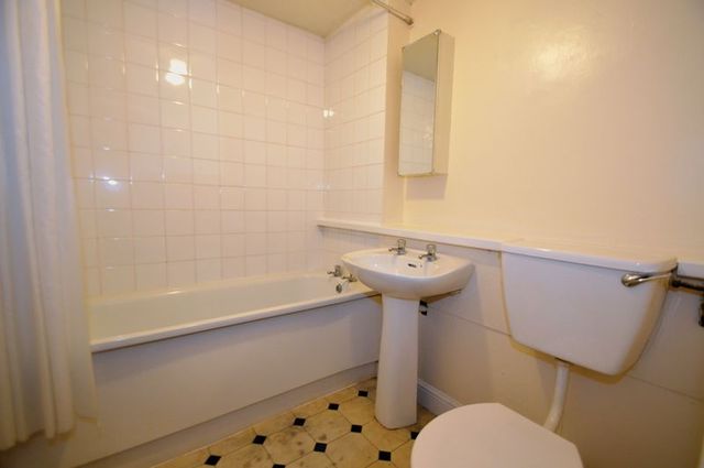  Image of 2 bedroom Flat for sale in Berryfields Road Sutton Coldfield B76 at 41 Berryfields Road  Sutton Coldfield, B76 2UX