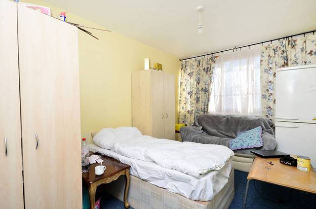  Image of 2 bedroom Flat for sale in Bethune Road London N16 at Bethune Road  Stoke Newington, N16 5EB