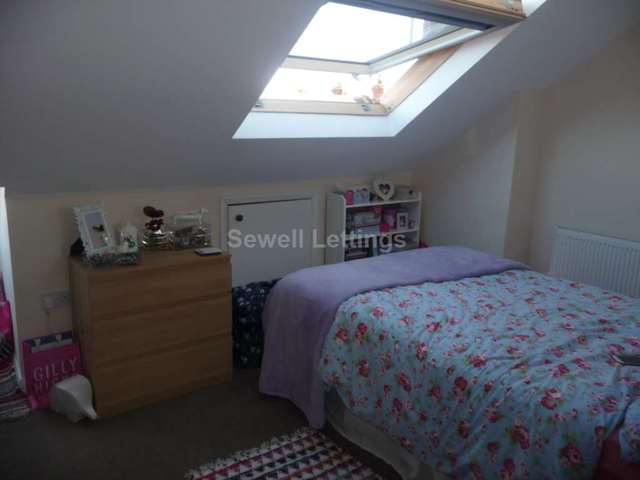  Image of 6 bedroom Detached house to rent in Bishops Road Earley Reading RG6 at Bishops Road  Reading, RG6 1NP